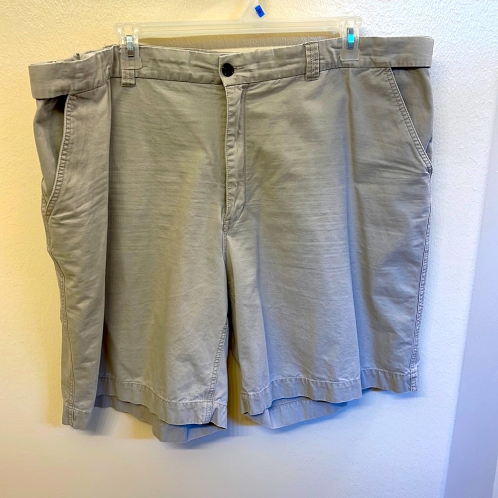Mens Oak Hill khaki shorts size 48.